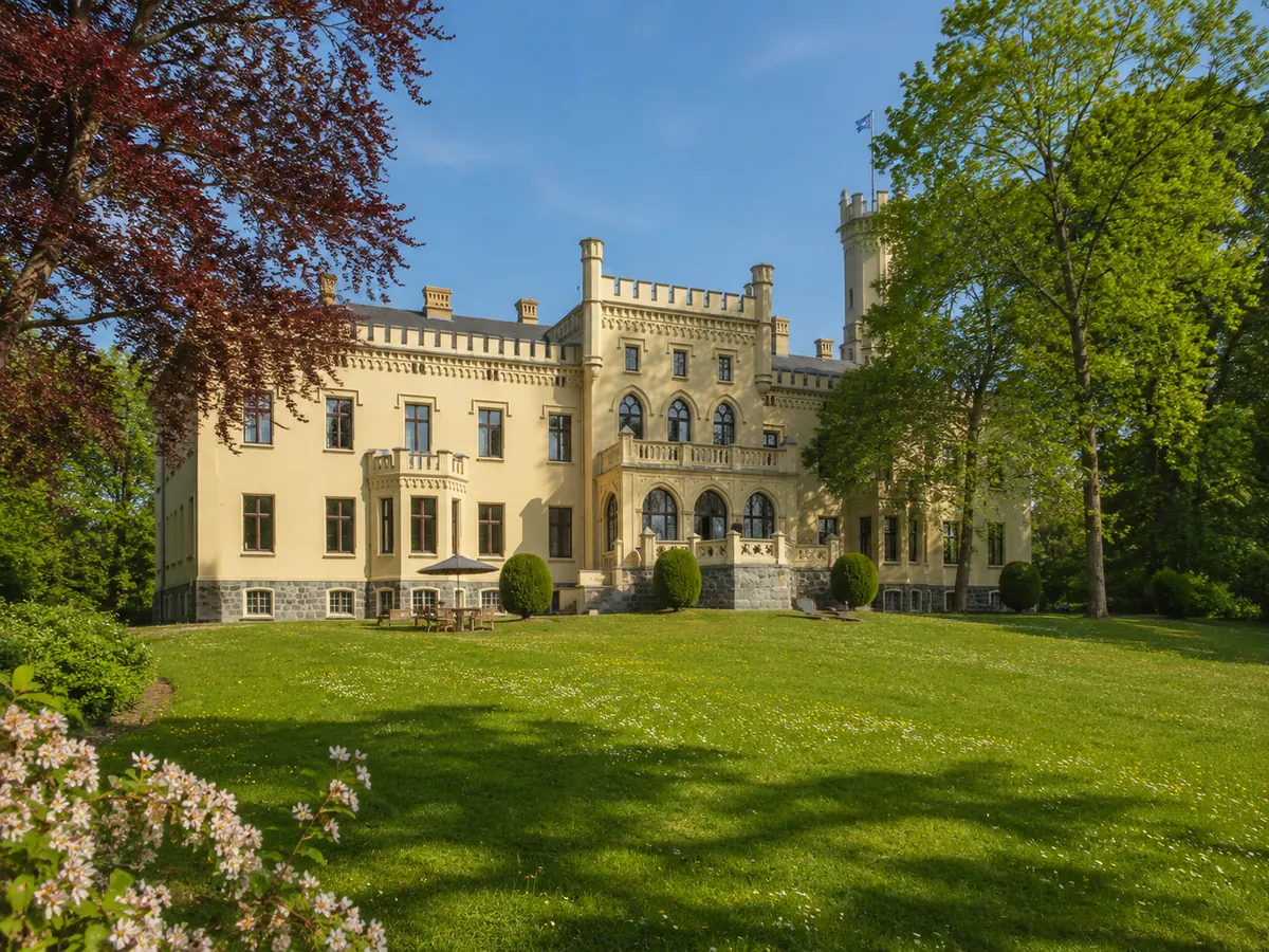 Schloss Reichenow im grünen Schlosspark