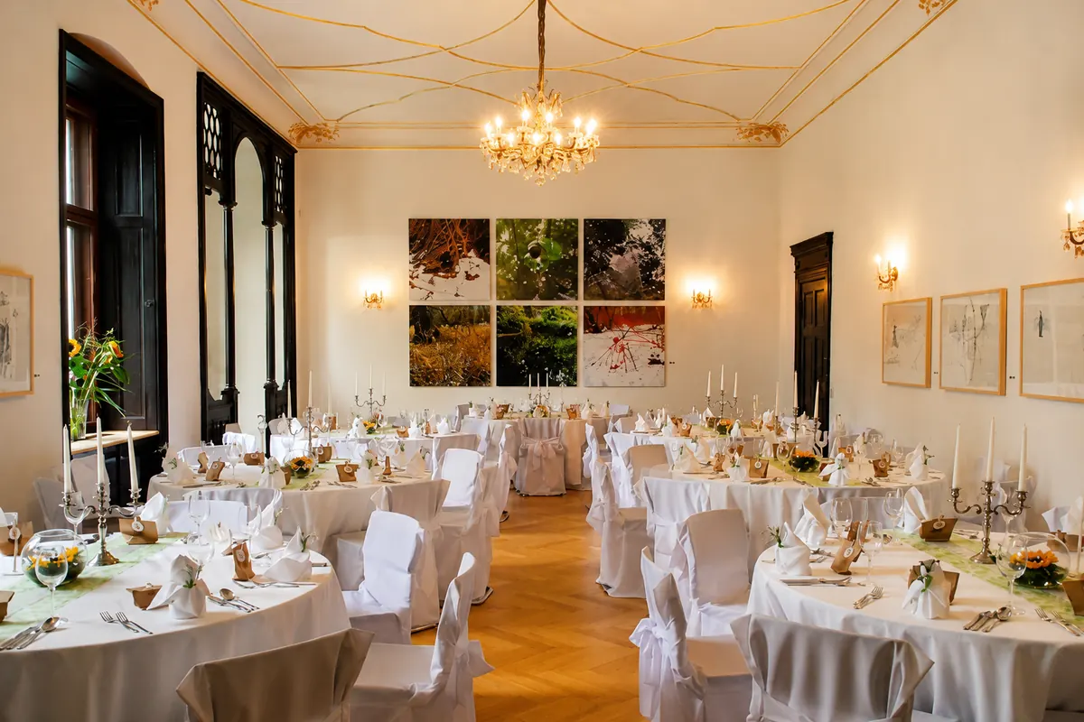 Festlich gedeckter Saal im Schloss Reichenow für besondere Aufenthalte und Anlässe